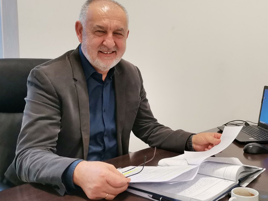 ДОБОЈ, 25. ДЕЦЕМБРА /СРНА/ - Предсједник Скупштине града Добоја Зоран Благојевић рекао је Срни да је 9. децембра, заједно са замјеником градоначелника Дијаном Каленић, био домаћин делегацији Конзулата Хрватске у БиХ са сједиштем у Орашју, са којима је разговарано и о могућности организовања конзуларних дана у овом граду.