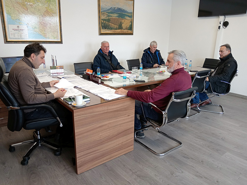 СОКОЛАЦ, 25. ДЕЦЕМБРА /СРНА/ - Начелник општине Соколац Страхиња Башевић договорио је данас са представницима предузећа "Романијапутеви" наставак сарадње и приоритете у чишћењу градских саобраћајница и локалних путева у зимском периоду.