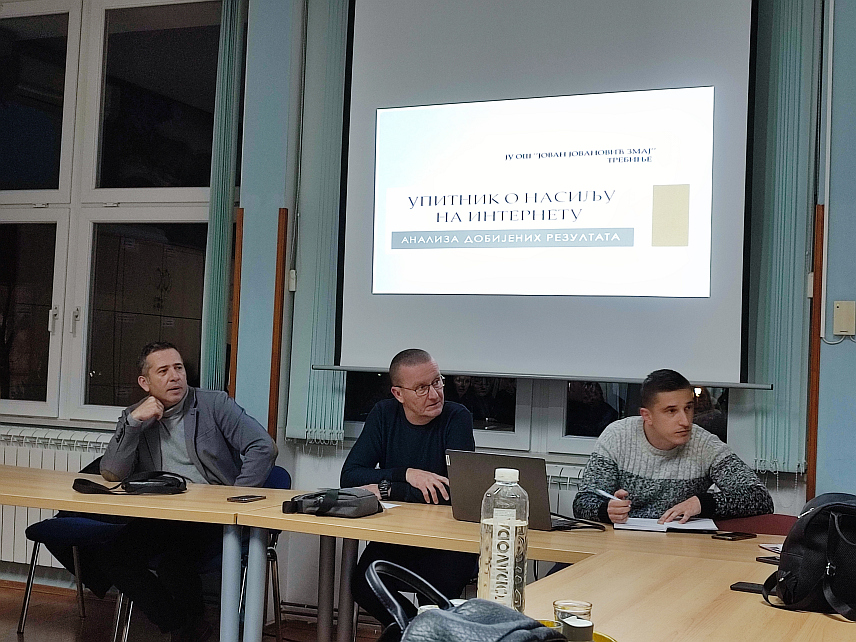 TРЕБИЊЕ, 25. НОВЕМБРА /СРНА/ - Представници Полицијске управе Требиње одржали су предавање за чланове Савјета родитеља од првог до деветог разреда у Основној школи "Јован Јовановић Змај“ у Tребињу на коме су их упознали о негативним посљедицама и о вршњачком насиљу на интернету.