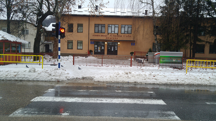 МОДРИЧА, 25. ДЕЦЕМБРА СРНА/ - Настава у централној и пет подручних одјељења Основне школе /ОШ/ "Свети Сава" у Модричи јутрос је обустављена због квара на гријању у централном објекту и отежане проходности путева до подручних.