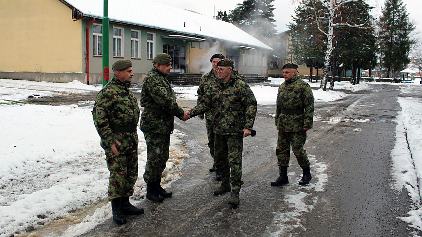 БЕОГРАД, 25. ДЕЦЕМБРА /СРНА/ - Начелник Генералштаба Војске Србије генерал Милан Мојсиловић обишао је данас, с најближим сарадницима, јединице Копнене војске у гарнизону "Рашка" и дао командирима задатке за даље унапређење стања, оперативних и функционалних способности.