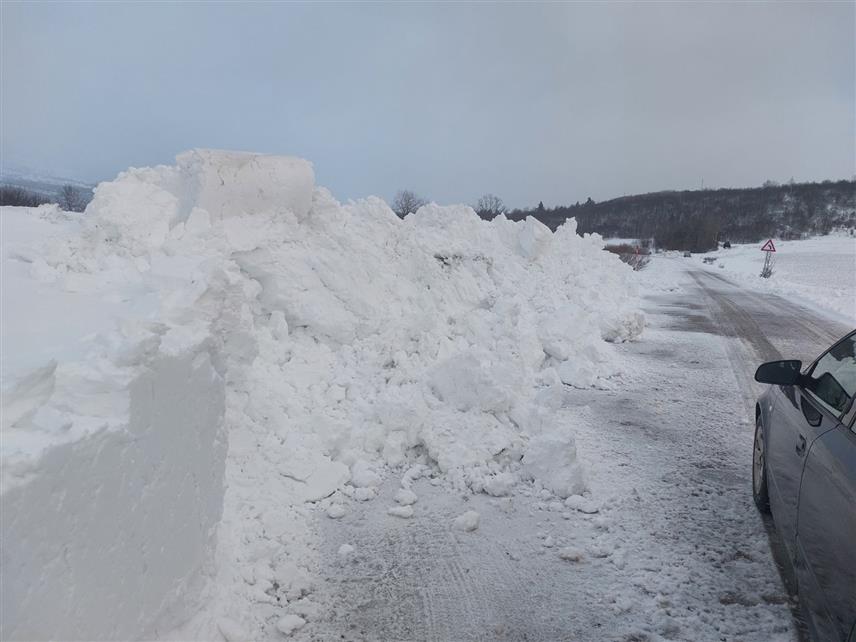 ДРВАР, 25. ДЕЦЕМБРА /СРНА/ - Општина Дрвар затражила је помоћ у механизацији од Оружаних снага БиХ, као и хеликоптер за хитан транспорт пацијента у Универзитетски клинички центар /УКЦ/ Републике Српске у Бањалуци.