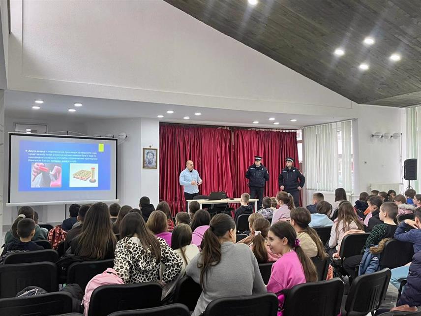 ЗВОРНИК, 25. ДЕЦЕМБРА /СРНА/ - Припадници Полицијске управе Зворник данас су, у оквиру превентивне кампање "Славимо одговорно", одржали едукативна предавања о употреби петарди за ученике основних школа на подручју града.