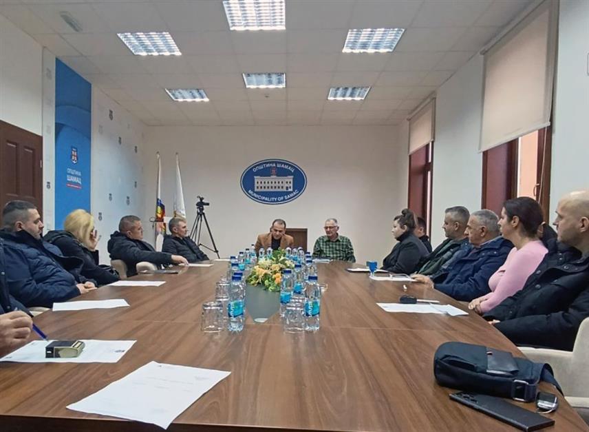 ШАМАЦ, 25. ДЕЦЕМБРА /СРНА/ - Начелник општине Шамац Ђорђе Милићевић потписао је данас уговоре о субвенционисању са 23 привредника за шта је из буџета општине издвојено 70.000 КМ.