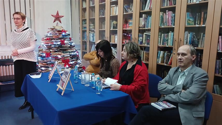 ИСТОЧНО НОВО САРАЈЕВО, 25. ДЕЦЕМБРА /СРНА/ - Роман "Црвени кровови", аутора Неде Бјелановић, који говори о егзодусу сарајевских Срба након потписивања Дејтонског споразума, промовисан је вечерас у Матичној библиотеци Источно Сарајево.