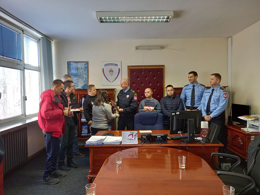 БАЊАЛУКА, 26. ДЕЦЕМБРА /СРНА/ - Начелник Полицијске управе Бањалука Ђурица Вукелић уручио је данас представницима бањалучког "Даун синдром центра" новчану помоћ, коју су прикупили запослени у Управи.