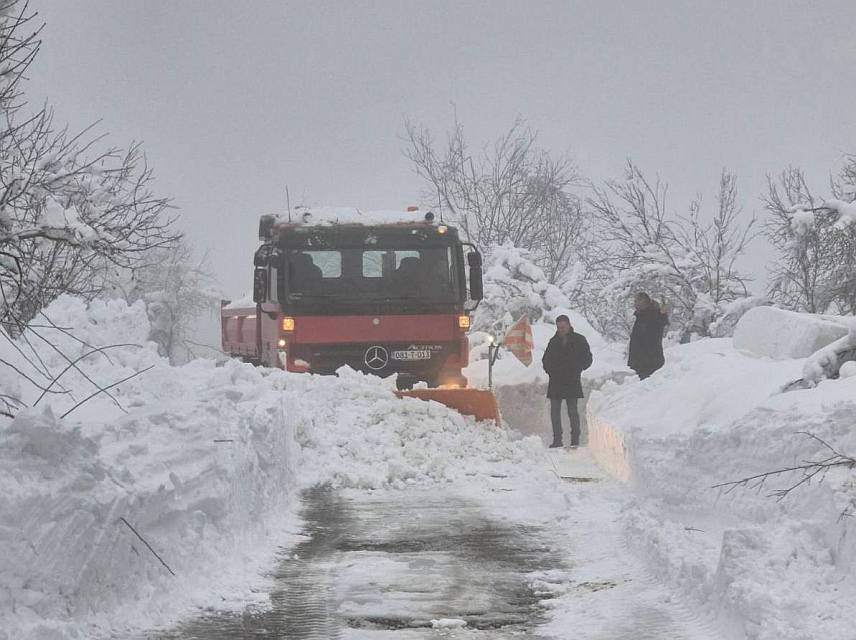 ЧЕЛИНАЦ, 26. ДЕЦЕМБРА /СРНА/ - На подручју Челинца омогућен је прилаз центрима свих мјесних заједница, осим Шњеготине Доње, али је сва расположива механизација и данас на терену и наставља се чишћење пута према овој мјесној заједници.