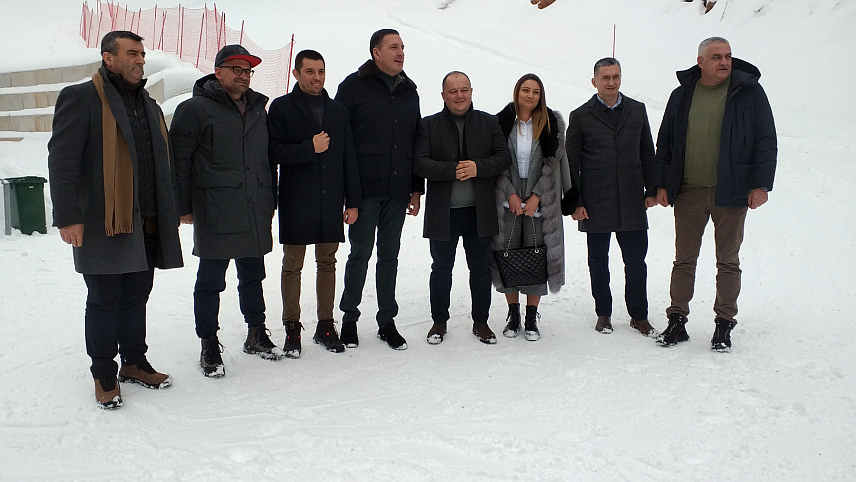 ВЛАСЕНИЦА, 26. ДЕЦЕМБРА /СРНА/ - Министар трговине и туризма Републике Српске Денис Шулић, директор Олимпијског центра /ОЦ/ "Јахорина" Дејан Љевнаић и предсједник Надзорног одбора ОЦ "Јахорина" Недељко Елек, присуствовали су данас отварању зимске сезоне у новоизграђеном ски-центру "Игришта" код Власенице.