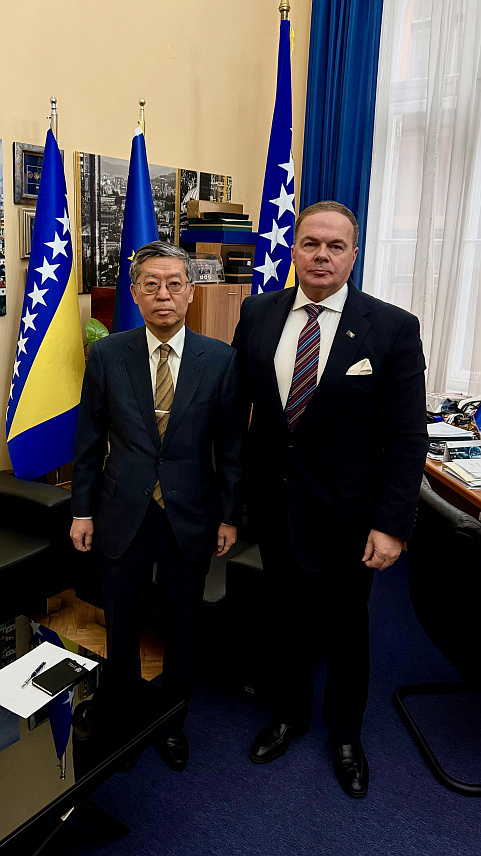 САРАЈЕВО, 26. ДЕЦЕМБРА /СРНА/ - Новоименовани амбасадор Јапана у БиХ Тошихиро Аики предао је данас копије акредитивних писама у Министарство иностраних послова у Савјету министара.	