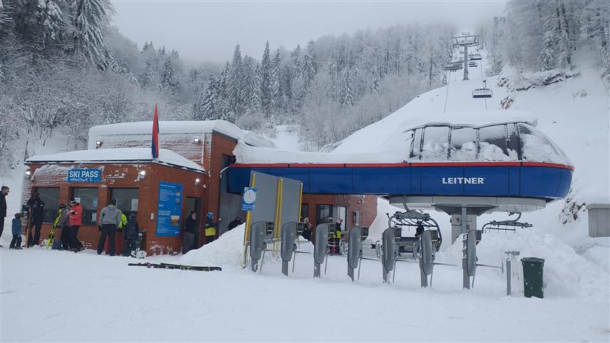 ВЛАСЕНИЦА, 26. ДЕЦЕМБРА /СРНА/ - Многобројни љубитељи скијања који су данас присуствовали отварању зимске сезоне у Ски-центру "Игришта" код Власенице потврдили су да су стазе одлично припремљене, те да су услови за скијање идеални и за дјецу.