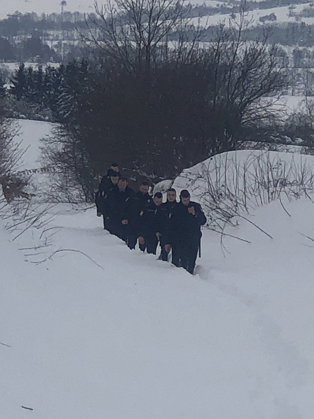 МРКОЊИЋ ГРАД, 26. ДЕЦЕМБРА /СРНА/ - Полицијски службеници из Мркоњић Града ишли су два километра пјешице кроз дубок снијег како би завијаном старцу из засеока Подсело доставили основне животне намирнице.