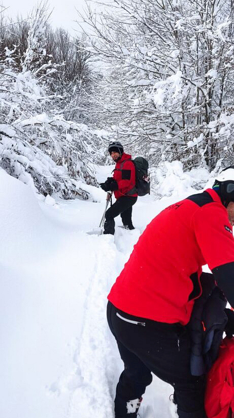 ЈЕЗЕРО, 26. ДЕЦЕМБРА /СРНА/ - Припадници Републичке управе цивилне заштите, Горске службе спасавања /ГСС/ Републике Српске и Горске службе спасавања Јајце успјели су да кроз дубок снијег дођу до куће јединог становника села Борци у општини Језеро и увјере се да је он у добром здравственом стању и да има залихе животних намирница.