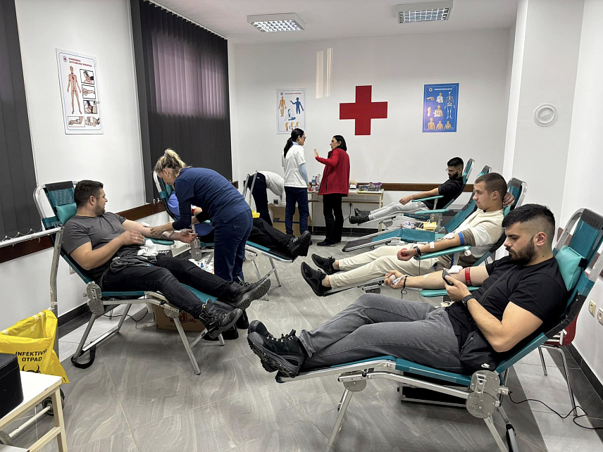 ПРЊАВОР, 26. ДЕЦЕМБРА /СРНА/ - Градска организациja Црвеног крста Прњавор прикупила је данас у посљедњој, четвртој овогодишњој акцији добровољног давања крви 102 дозе ове драгоцјене течности.