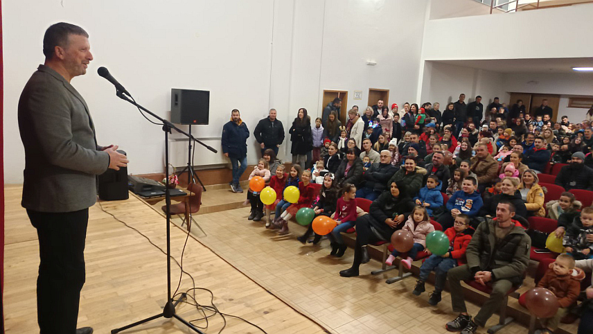 ПЕТРОВО, 26. ДЕЦЕМБРА /СРНА/ - У Петрову је вечерас организована прослава Дјечије нове године током које је уручено више од 300 новогодишњих пакетића за дјецу са подручја ове општине узраста до шест година.