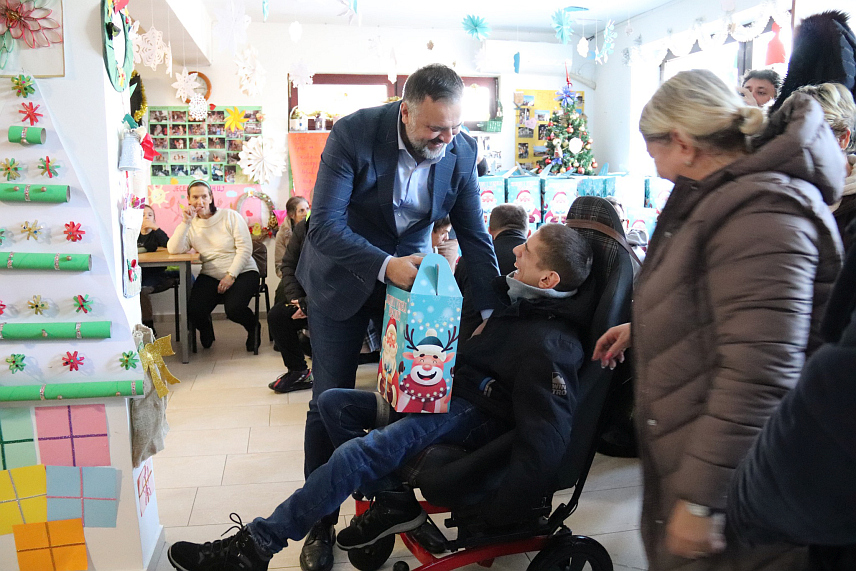 ДЕРВЕНТА, 26. ДЕЦЕМБРА /СРНА/ - Градска управа Дервента обезбиједила је 178 пакетића за чланове Удружења родитеља дјеце и омладине са посебним потребама и особа са инвалидитетом "Сунце".