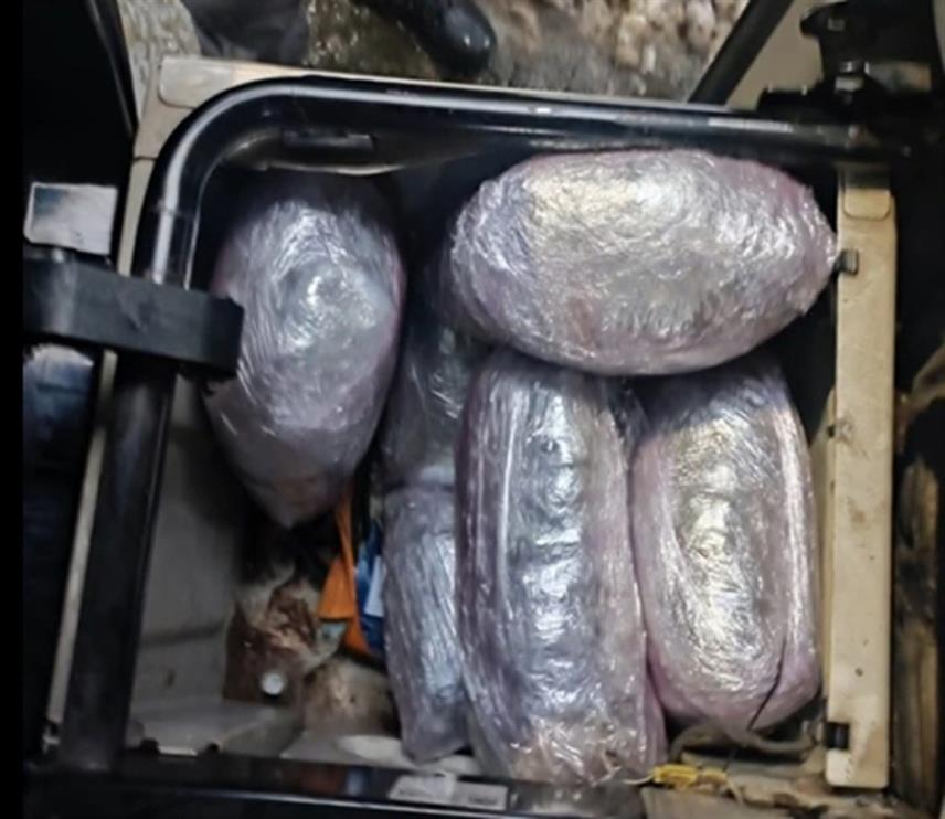 ПОДГОРИЦА, 26. ДЕЦЕМБРА /СРНА/ - Припадници Управе полиције и Управе царина Црне Горе спријечили су данас кријумчарење више од 20 килограма марихуане на граничном прелазу Драченовац са Србијом.