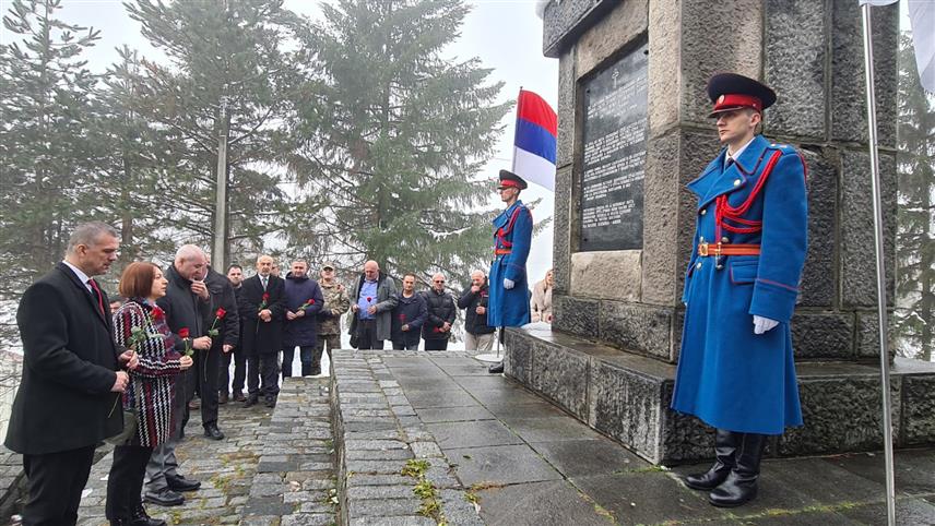 ДОБОЈ, 27. ДЕЦЕМБРА /СРНА/ - Помоћник министра рада и борачко-инвалидске заштите Републике Српске Небојша Видаковић, положио је руже код Спомен-костурнице страдалим Србима у Добоју, за добојске интернирце убијене у злогласном аустроугарском логору у овом граду који је био први у модерној Европи.