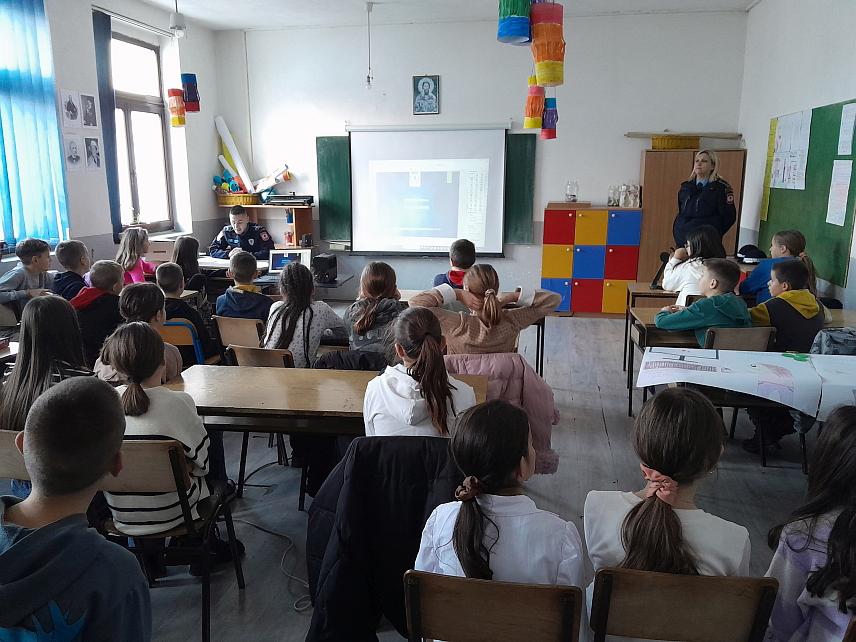 МРКОЊИЋ ГРАД, 27. ДЕЦЕМБРА /СРНА/ - Службеници Полицијске управе Мркоњић Град данас су у Основној школи "Иван Горан Ковачић" одржали предавање и упознали ученике четвртих и петих разреда о посљедицама нестручног руковања пиротехником.