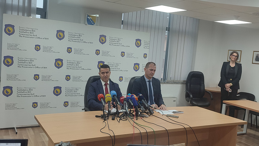 САРАЈЕВО, 27. ДЕЦЕМБРА /СРНА/ - Главни тужилац БиХ Миланко Кајганић на конференцији за новинаре тврди да је Тужилаштво БиХ надлежно за поступање у предмету у оквиру којег је слободе лишено седам лица, међу којима и министар безбједности у Савјету министара Ненад Нешић, те најављује да ће вјероватно бити поднесен приједлог за одређивање притвора против неких од осумњичених.