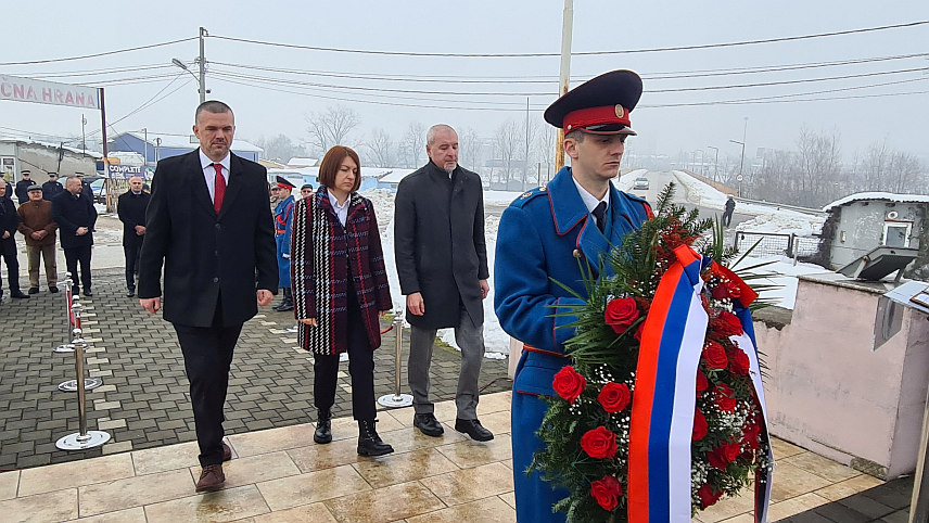 ДОБОЈ, 27. ДЕЦЕМБРА /СРНА/ - Изасланик предсједника Републике Српске Лучиано Калужа, помоћник министра рада и борачко-инвалидске заштите Небојша Видаковић, конзул Србије у Бањалуци Драган Протић и предсједник Скупштине града Добоја Зоран Благојевић положили су данас вијенац код споменика жртвама добојског логора недалеко од жељезничке станице у Добоју у част 12.000 Срба убијених у злогласном аустроугарском логору у овом граду који је био први у модерној Европи.