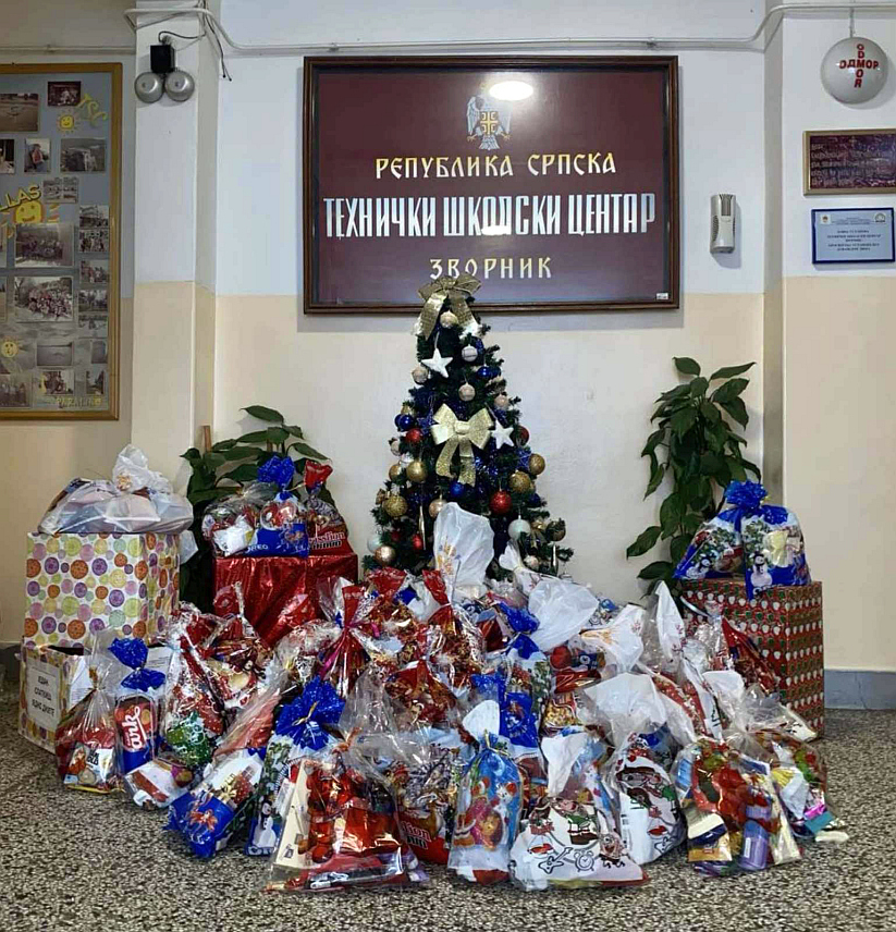 ЗВОРНИК, 27. ДЕЦЕМБРА /СРНА/ - Савјет ученика Техничког школског центра /ТШЦ/ Зворник је у оквиру хуманитарне акције "Један слаткиш - једно дијете" прикупио слаткише за 115 новогодишњих и божићних пакетића.