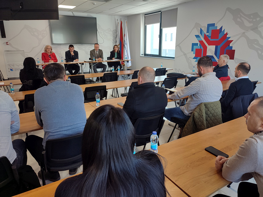 БАЊАЛУКА, 27. ДЕЦЕМБРА /СРНА/ - Министар трговине и туризма Републике Српске Денис Шулић састао се данас у Бањалуци са представницима Привредне коморе Српске и трговаца и трговачких ланаца укључених у кампању "Друштвено одговорни".