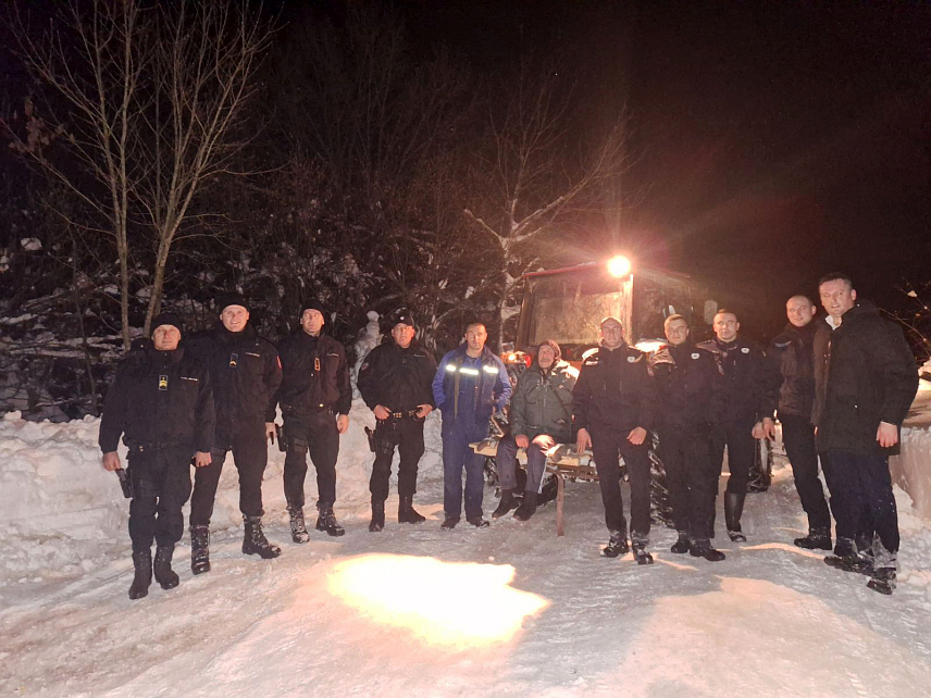 МРКОЊИЋ ГРАД, 27. ДЕЦЕМБРА /СРНА/ - Полицијски службеници Полицијске управе Мркоњић Град учествовали су у евакуацији болесног лица у мјесту Шеховци и настављају са пружањем помоћи становништву у дијеловима који су непроходни због сњежних падавина.