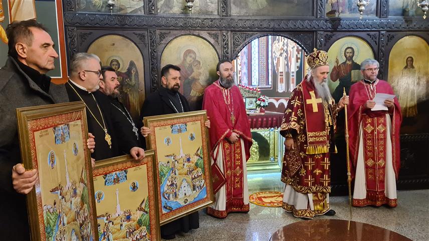 ДОБОЈ, 27. ДЕЦЕМБРА /СРНА/ - Његово високопреосвештенство митрополит зворничко -тузлански Фотије данас је уручио освештане копије иконе Светих мученика добојских свештенству и представницима локалних заједница из којих су Срби интернирани у добојски логор, као што су Рогатица, Соколац, Пале, Вишеград.