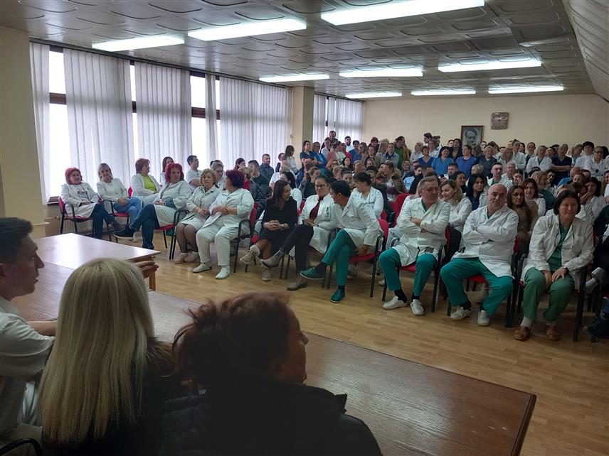 ПРИЈЕДОР, 27. ДЕЦЕМБРА /СРНА/ - Радници приједорске болнице и синдикати који дјелују у овој здравственој установи окупили су се данас да искажу незадовољство личним примањима и условима рада.