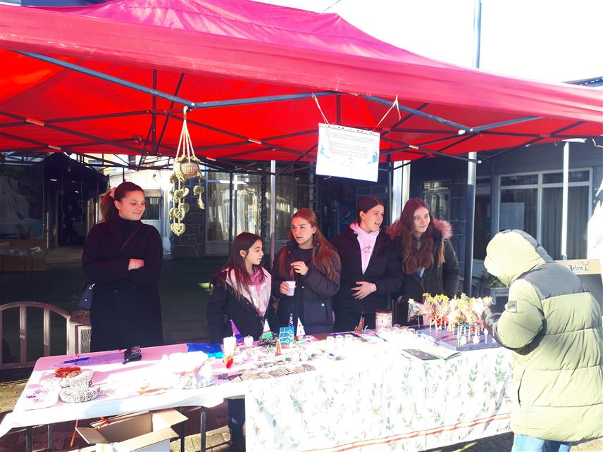 КОСTАЈНИЦА, 27. ДЕЦЕМБРА /СРНА/ - У Костајници је данас одржана друга туристичко-забавна манифестација "Костајничка зима", која је обогатила празнике грађанима ове општине, али и све људе из иностранства који у овом периоду бораве у Костајници, рекла је Срни директор Tуристичке организације општине Костајница Бранка Кукрика.