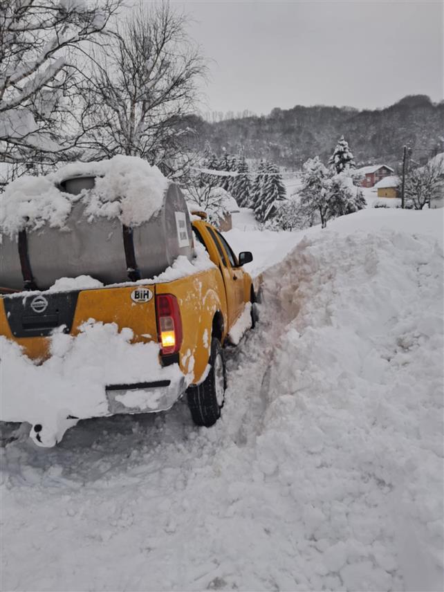 ШИПОВО, 27. ДЕЦЕМБРА /СРНА/ - Пољопривредна задруга "Планинско млијеко" Шипово, која свакодневно откупљује млијеко с брдско-планинских терена, гдје су путеви неприступачни чак и током кишних дана, посебно тешку ситуацију имали су ових дана када су обилне сњежне падавине изазвала многе проблеме, али су изузетним напорима успјели спасити 4.000 литара млијека.