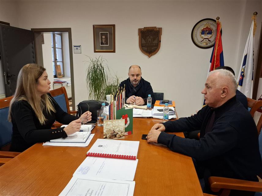 ВИШЕГРАД, 27. ДЕЦЕМБРА /СРНА/ - Предсједник Одбора за помоћ Србима на Косову и Метохији Милорад Арлов на састанку са начелником општине Вишеград Младеном Ђуревићем.