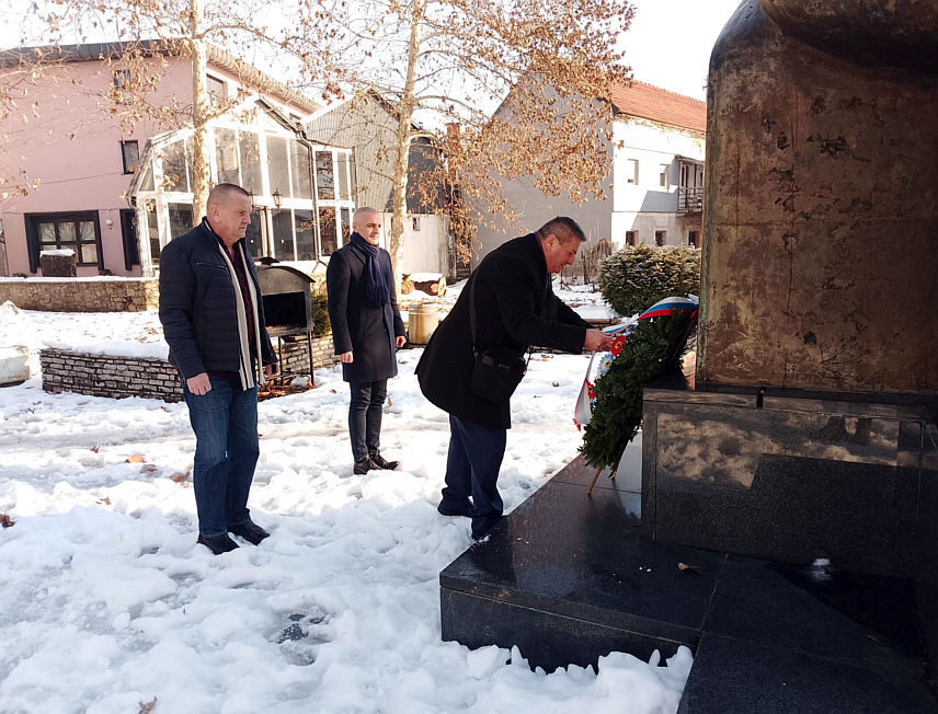НОВИ ГРАД, 27. ДЕЦЕМБРА /СРНА/ - Предсједник Борачке организације Нови Град Маринко Гачић положио је вијенац код централног спомен-обиљежја погинулм борцима Војске Републике Српске.