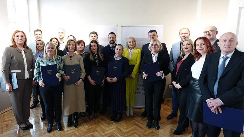 БАЊАЛУКА, 27. ДЕЦЕМБРА /СРНА/ - Први пут од оснивања Управе за индиректно опорезивање /УИО/ БиХ прикупљени су приходи од индиректних пореза у износу од 11,5 милијарди КМ, чиме се гарантује фискална стабилност свих нивоа власти у БиХ, саопштено је из УИО поводом обиљежавања 21 годиne постојања Управе.	
