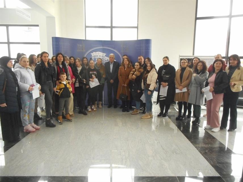 БРАТУНАЦ, 27. ДЕЦЕМБРА /СРНА/ - Начелник општине Братунац Лазар Продановић уручио је данас рјешења о додјели новчаног подстицаја за родитеље 37 дјеце из братуначке општине, рођене у посљедњем кварталу ове године.