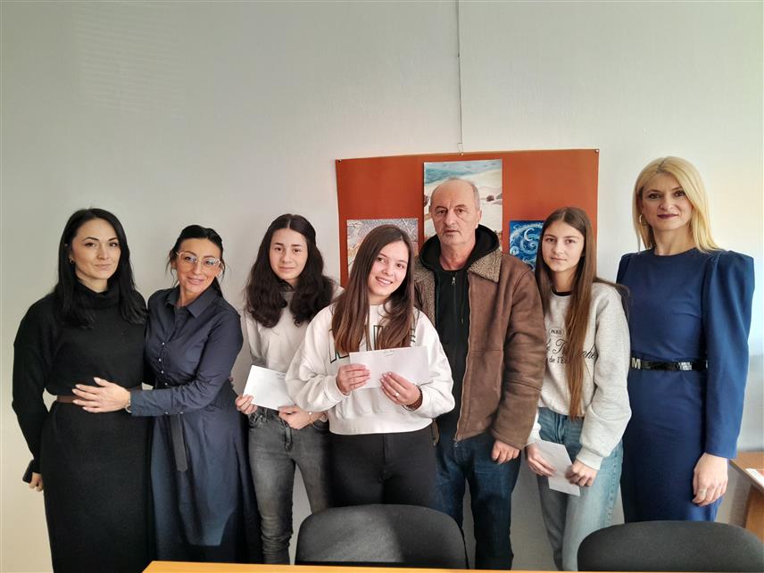 МРКОЊИЋ ГРАД, 27. ДЕЦЕМБРА /СРНА/ - Ученица Основне школе "Петар Кочић" у Мркоњић Граду Богдана Караћ побиједила је на ликовном конкурсу на тему "Први снијег" који је Гимназија расписала за ученике деветих разреда основних школа са подручја ове општине.