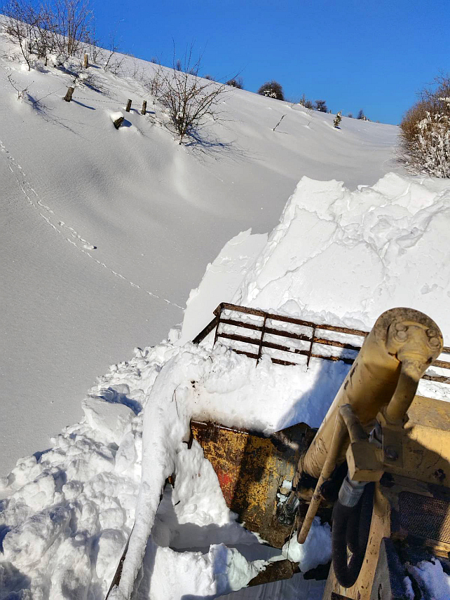 БАЊАЛУКА, 27. ДЕЦЕМБРА /СРНА/ - Из бањалучког предузећа "Деп-от", које већ други дан помаже у чишћењу снијега на Мањачи, апелују на надлежне институције да се укључе са додатном механизацијом како би се олакшао живот становништва.