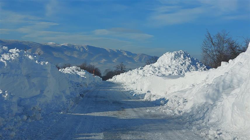 ДРВАР, 27. ДЕЦЕМБРА /СРНА/ - Тешка механизација Оружаних снага БиХ у току дана би требало да почне са чишћењем пута од Дрвара према Мартин Броду, а пут Гламоч-Дрвар очишћен је касно синоћ.