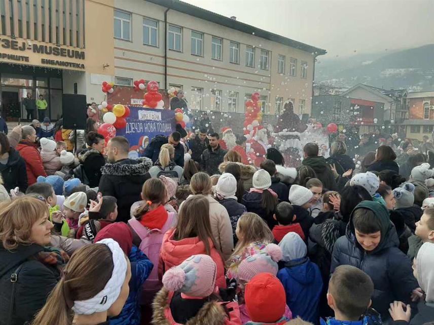ФОЧА, 27. ДЕЦЕМБРА /СРНА/ - На Тргу краља Петра у Фочи данас је прослављена дјечија Нова година, коју су први пут организовали локална управа и Туристичка организација.