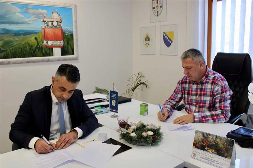 ИСТОЧНО САРАЈЕВО, 27. ДЕЦЕМБРА /СРНА/ - Парк природе "Требевић" и Кантонална јавна установа за заштићена природна подручја потписали су данас споразум о сарадњи с циљем заштите и очувања природних вриједности и ублажавања климатских промјена на овим подручјима.