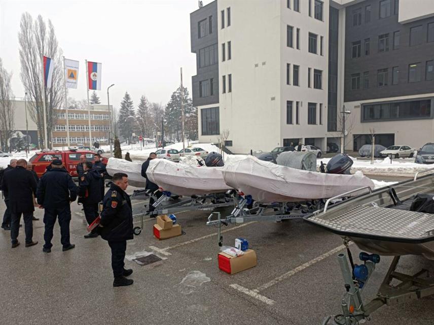 ИСТОЧНО САРАЈЕВО, 27. ДЕЦЕМБРА /СРНА/ - Републичка управа цивилне заштите данас је у Источном Сарајеву уручила опрему и средства представницима шест територијалних ватрогасно–спасилачких јединица из локалних заједница у Српској.