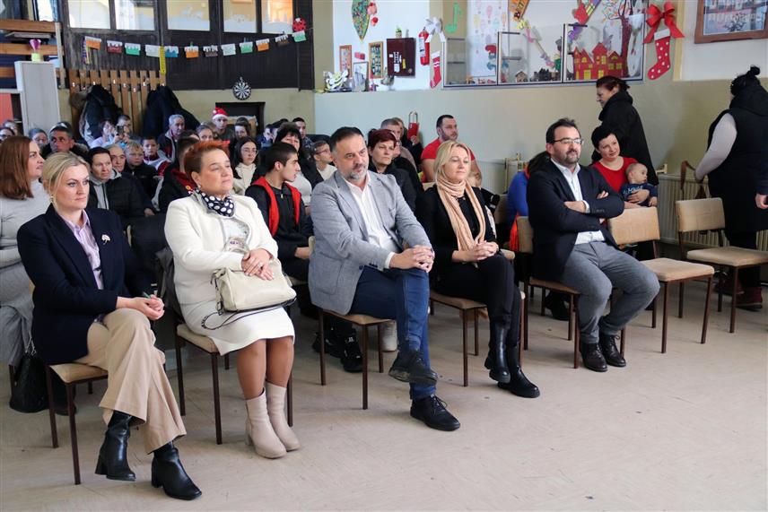 ДЕРВЕНТА, 27. ДЕЦЕМБРА /СРНА/ - У Центру за дјецу и омладину са сметњама у развоју "Будућност" у Дервенти данас је одржана новогодишња приредба поводом краја првог полугодишта, којој је присуствовала министар породице, омладине и спорта Републике Српске Селма Чабрић.