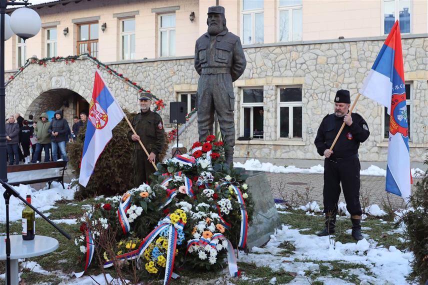 УГЉЕВИК, 27. ДЕЦЕМБРА /СРНА/ - У Угљевику су данас обиљежене 22 године од смрти Митра Максимовића Манде, легендарног ратног команданта Специјалне јединице Војске Републике Српске "Мандини лавови".
