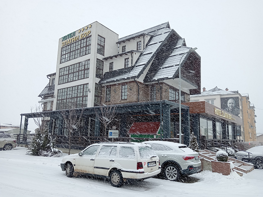 СОКОЛАЦ, 27. ДЕЦЕМБРА /СРНА/ - У соколачком хотелу "Златни бор" сви капацитети за Нову годину су попуњени, а гости на Романију стижу из Новог Сада, Београда и из Црне Горе.