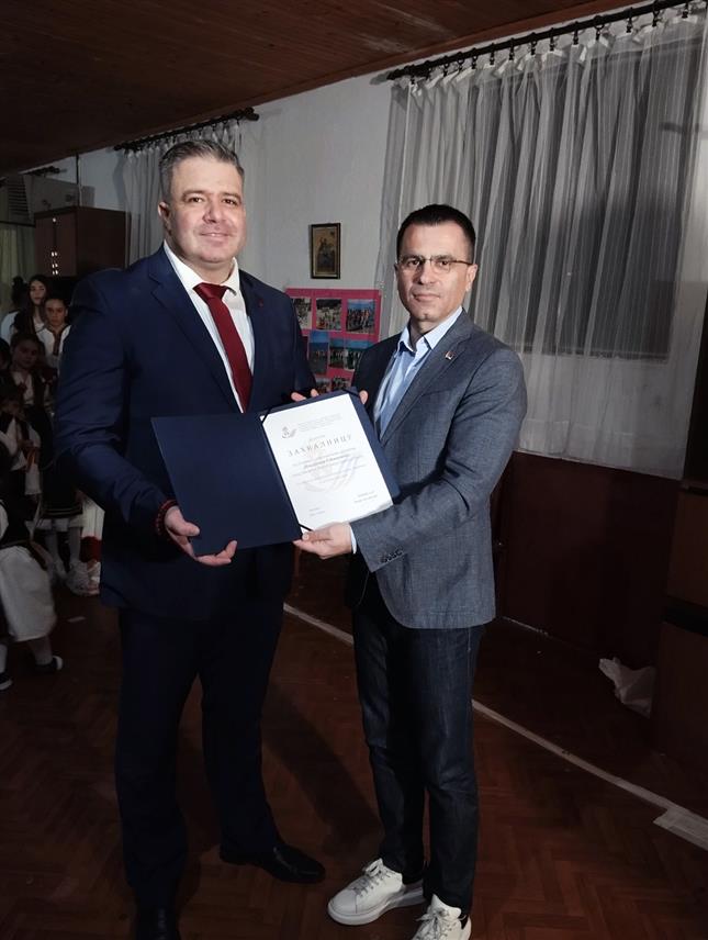 БИЛЕЋА, 27. ДЕЦЕМБРА /СРНА/ - Министар без портфеља у Влади Србије задужен за односе са дијаспором Ђорђе Милићевић изјавио је вечерас у Билећи да ће настојати да и убудуће буду развијани што бољи односи између младих из Србије и Републике Српске, посебно у области културе, науке и спорта ради јачања међусобних веза, идентита и традиције српског народа.