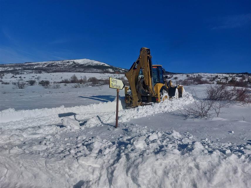 ДРВАР, 28.ДЕЦЕМБРА /СРНА/ - Tешка механизација Оружаних снага БиХ из Дрвара кренула је према пријератном дрсварском селу Мартин Брод који је данима одсјечен од свијета.