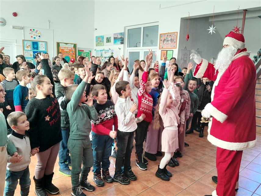 ЈЕЗЕРО, 28. ДЕЦЕМБРА /СРНА/ - У општини Језеро данас је прослављена дјечија Нова година уз пригодан програм, Дједа Мраза и додјелу новогодишњих пакетића за 120 малишана узраста до осам година са подручја ове општине.	