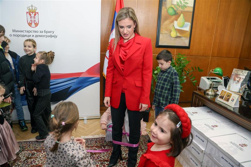 БЕОГРАД, 28. ДЕЦЕМБРА /СРНА/ - Министарство за бригу о породици и демографију Србије обиљежило је данас са дјецом без родитељског старања предстојеће Материце, а ресорни министар Милица Ђурђевић Стаменковски поручила је да је на овај начин оживљена прослава тог величанственог празника.