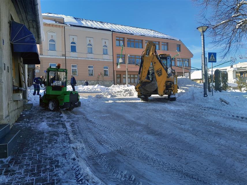 МРКОЊИЋ ГРАД, 28. ДЕЦЕМБРА /СРНА/ - На подручју општине Мркоњић Град на терену су механизација и људство Комуналног предузећа "Парк" који раде на потпуном уклањању снијега са главних улица и тротора у центру, а поједине дионице су већ потпуно очишћене.