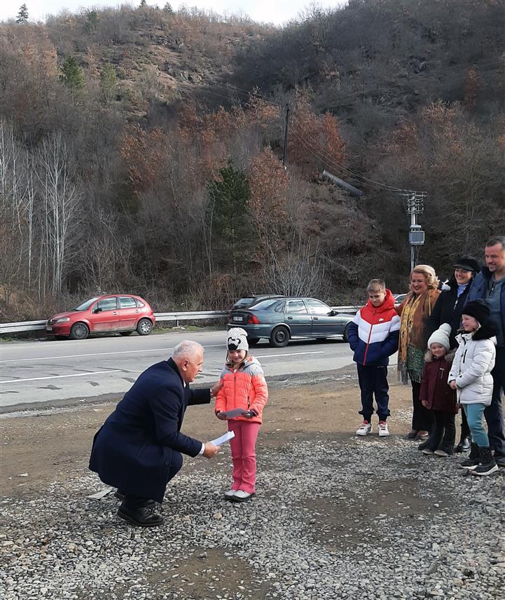ЈАРИЊЕ, 28. ДЕЦЕМБРА /СРНА/ - Предсједник Одбора за помоћ Србима на Косову и Метохији из Бањалуке Милорад Арлов данас је на административном прелазу Јариње уручио донације укупне вриједности од 4.550 евра, међу којима четворомјесечне стипендије за осморо српске дјеце.